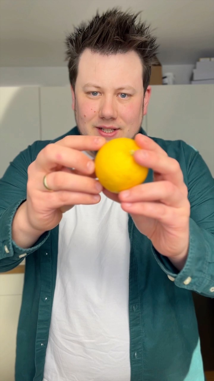Zitronen. Wow. So sauer. Unglaublich. 

#Zitrone #zesten #saft #lecker